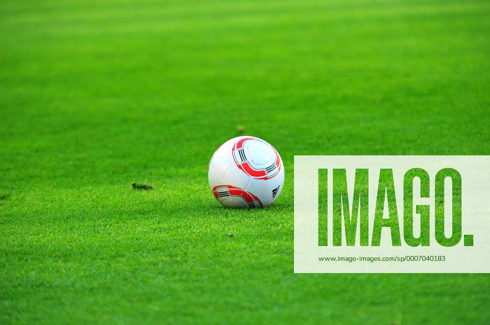 Fussball Herren Bundesliga Saison 2010 2011, SV Werder Bremen - SC Freiburg 2:1, adidas Torfabrik Fußball auf dem Rasen o0 Spielgerät, Sportgerät, Ball, Equipment Ausrüster Wirtschaft Ligaball Spielball Objekte