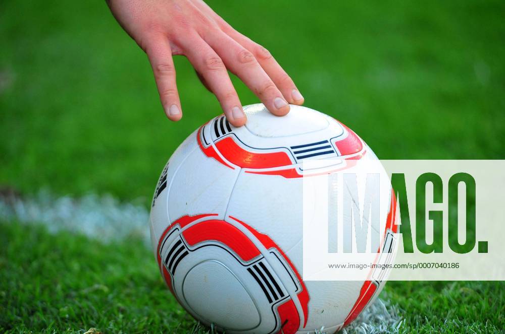Fussball Herren Bundesliga Saison 2010 2011, SV Werder Bremen - SC Freiburg 2:1, adidas Torfabrik Fußball auf dem Rasen o0 Spielgerät, Sportgerät, Ball, Equipment Ausrüster Wirtschaft Ligaball Spielball Objekte