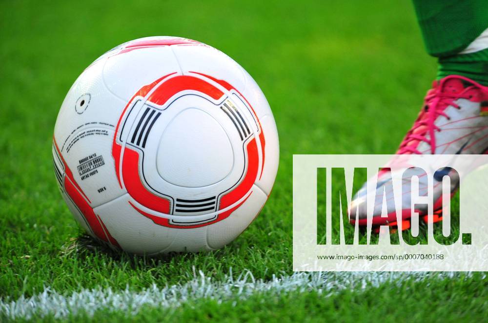 Fussball Herren Bundesliga Saison 2010 2011, SV Werder Bremen - SC Freiburg 2:1, Nike Fußballschuhe und ein adidas Torfabrik Fußball o0 Spielgerät, Sportgerät, Ball, Equipment Ausrüster Wirtschaft Ligaball Spielball Objekte