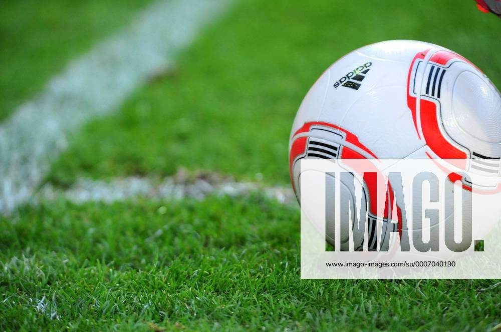Fussball Herren Bundesliga Saison 2010 2011, SV Werder Bremen - SC Freiburg 2:1, adidas Torfabrik Fußball auf dem Rasen o0 Spielgerät, Sportgerät, Ball, Equipment Ausrüster Wirtschaft Ligaball Spielball Objekte