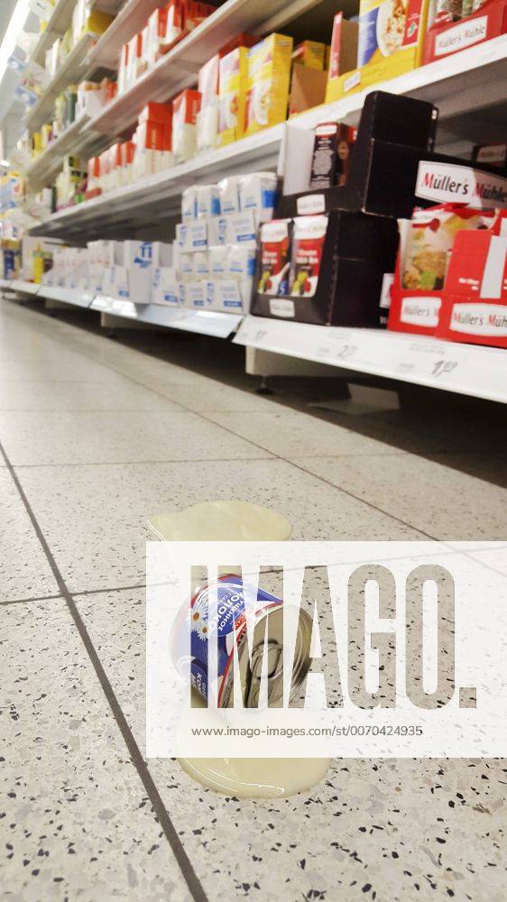 Ausgelaufene Konservendose auf dem Boden eines Supermarktes, Deutschland leaked tin can on the floor of a supermarket, Germany BLWS421940