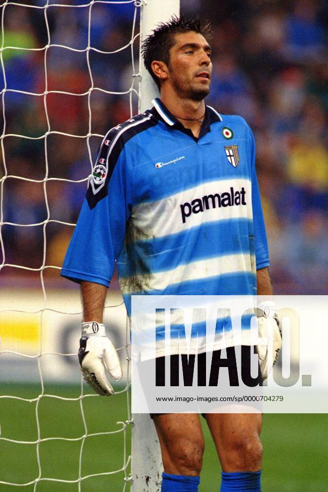 Torwart Gianluigi Buffon (Parma) lehnt sich an dem Pfosten Fußball Herren Serie A 1999 2000, 1. Italienische Liga, AC Parma, Einzelbild Parma