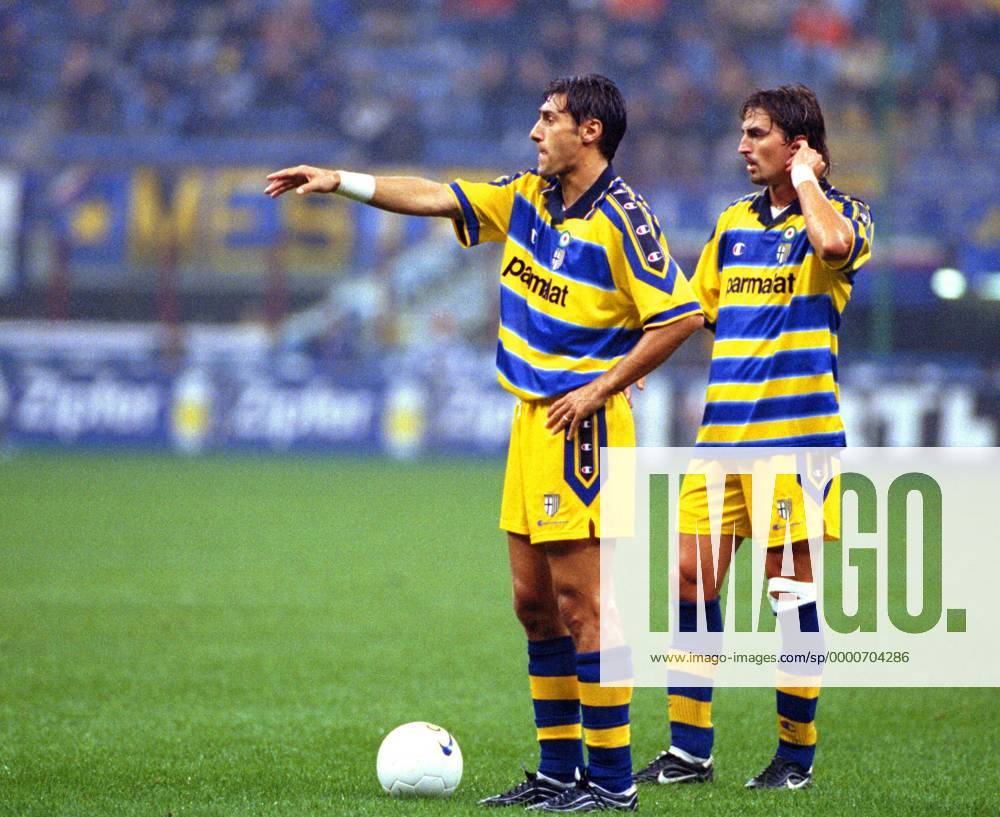 Diego Fuser (li.) und Dino Baggio (beide Parma) beim Freistoß Fußball Herren Serie A 1999 2000, 1. Italienische Liga, AC Parma, Gruppe Parma