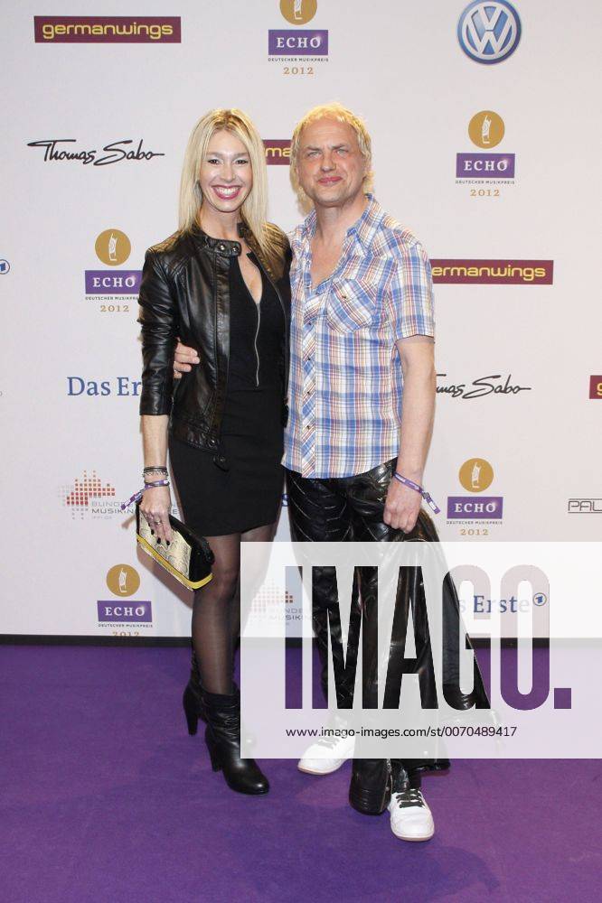 Uwe Ochsenknecht mit Freundin Kirsten - Verleihuing des ECHO 2012 in der Hallen der Messe Berlin am 22.03.2012. Echo 2012