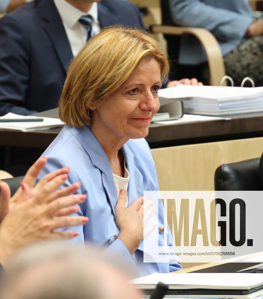 Bundesrat 05.07.2024, Germany, Berlin, Bundesrat, 1046 Sitzung, Verabschiedung von Ministerpraesidentin Malu Dreyer , die sichtlich ergriffen nach 22 Jahren ihre letzte Sitzung heute hatte, mit Ministerpraesidentin Manuela Schwesig und weiteren, Berlin Berlin Germany