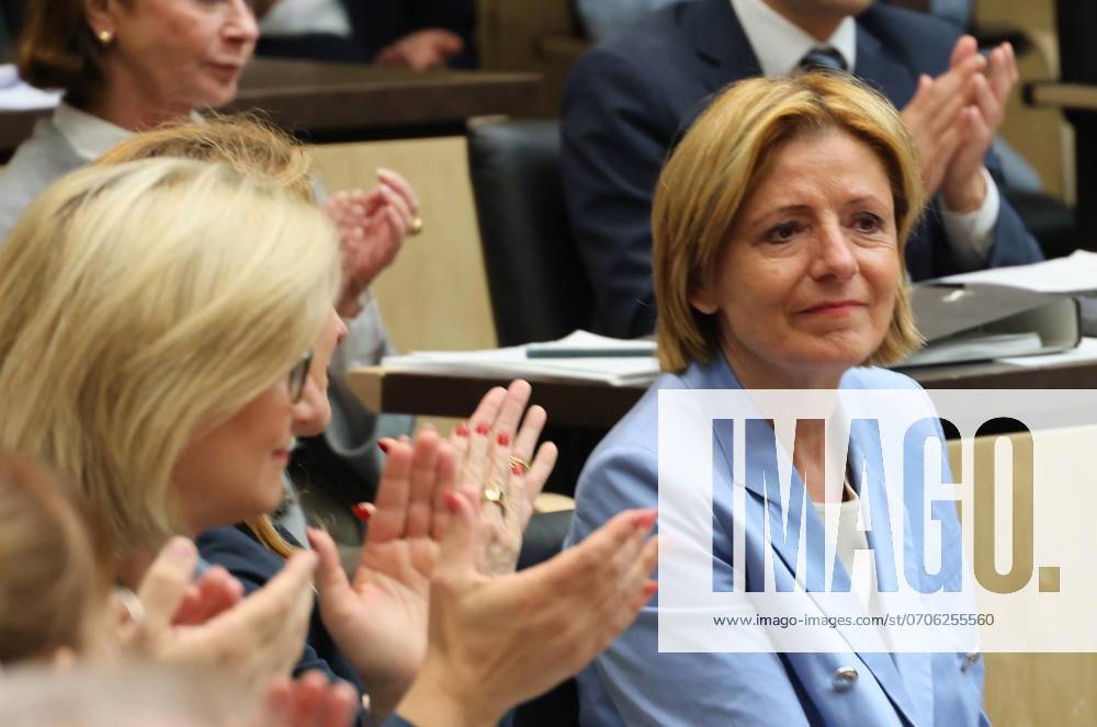 Bundesrat 05.07.2024, Germany, Berlin, Bundesrat, 1046 Sitzung, Verabschiedung von Ministerpraesidentin Malu Dreyer , die sichtlich ergriffen nach 22 Jahren ihre letzte Sitzung heute hatte, mit Ministerpraesidentin Manuela Schwesig und weiteren, Berlin Berlin Germany
