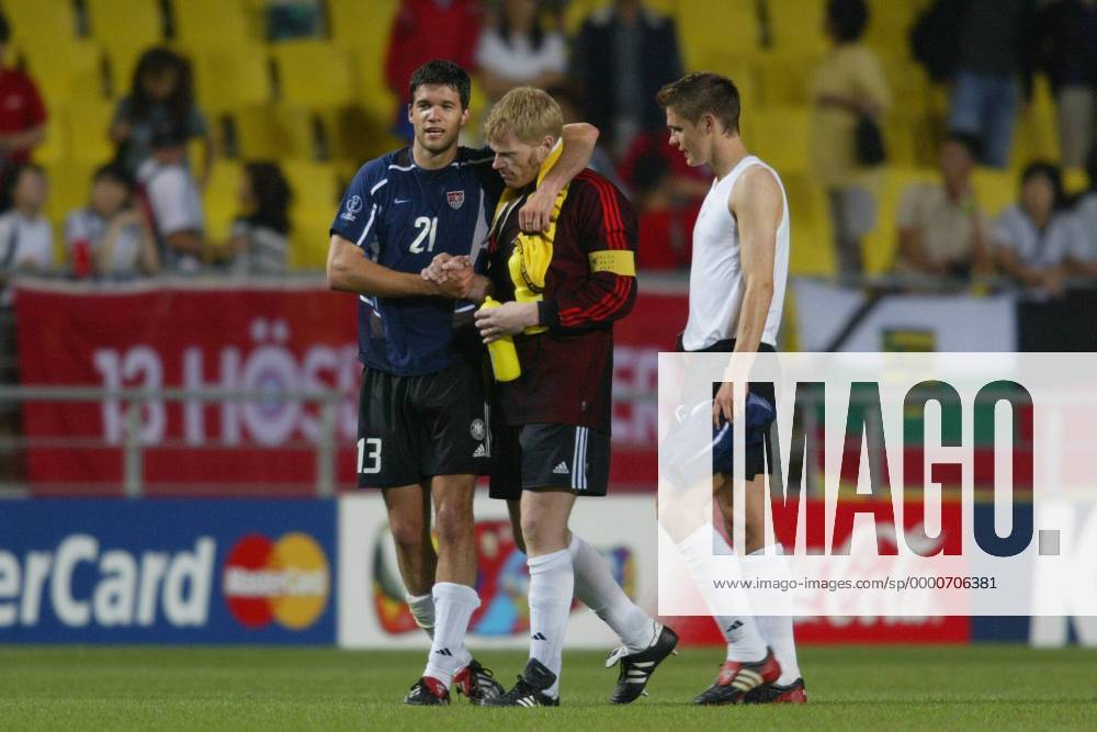 Michael Ballack (li.) bedankt sich bei Torwart Oliver Kahn (Mitte); daneben Sebastian Kehl (alle Deutschland) Fußball WM Herren Weltmeisterschaft 2002, Länderspiel, Viertelfinale, Nationalmannschaft, Nationalteam, Nationaltrikot Gruppe Munsu-Stadion Ulsan Kameradschaft,