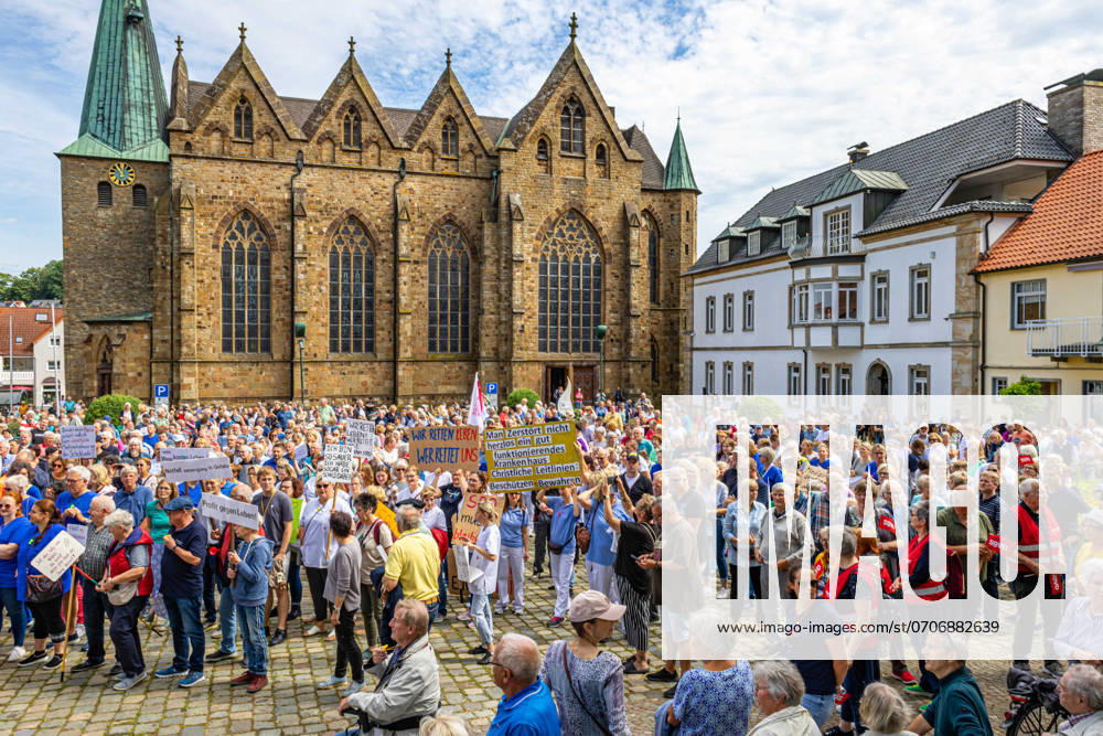 Ostercappeln, Deutschland 06. Juli 2024: Am Samstagvormittag haben sich ca. 1900 Menschen auf dem Kirchplatz in Ostercappeln versammelt um gegen die Schließung des Krankenhauses St. Raphael zu demonstrieren. Kirchplatz Niedersachsen
