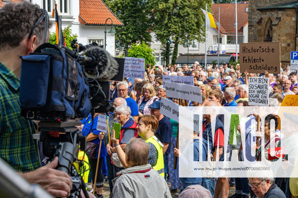 Ostercappeln, Deutschland 06. Juli 2024: Am Samstagvormittag haben sich ca. 1900 Menschen auf dem Kirchplatz in Ostercappeln versammelt um gegen die Schließung des Krankenhauses St. Raphael zu demonstrieren. Kirchplatz Niedersachsen