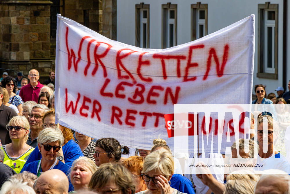Ostercappeln, Deutschland 06. Juli 2024: Am Samstagvormittag haben sich ca. 1900 Menschen auf dem Kirchplatz in Ostercappeln versammelt um gegen die Schließung des Krankenhauses St. Raphael zu demonstrieren. Kirchplatz Niedersachsen