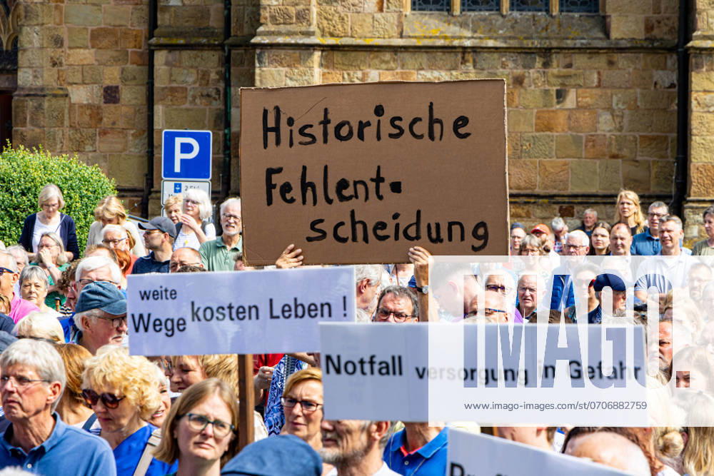 Ostercappeln, Deutschland 06. Juli 2024: Am Samstagvormittag haben sich ca. 1900 Menschen auf dem Kirchplatz in Ostercappeln versammelt um gegen die Schließung des Krankenhauses St. Raphael zu demonstrieren. Kirchplatz Niedersachsen