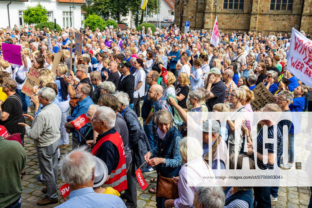 Ostercappeln, Deutschland 06. Juli 2024: Am Samstagvormittag haben sich ca. 1900 Menschen auf dem Kirchplatz in Ostercappeln versammelt um gegen die Schließung des Krankenhauses St. Raphael zu demonstrieren. Kirchplatz Niedersachsen