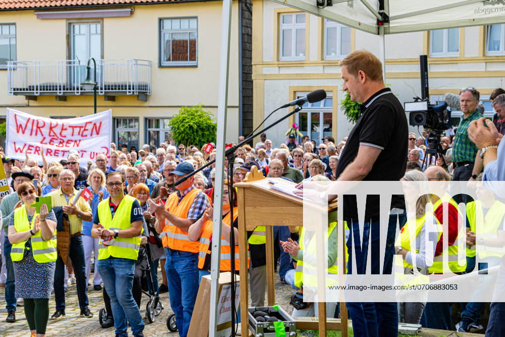 Ostercappeln, Deutschland 06. Juli 2024: Am Samstagvormittag haben sich ca. 1900 Menschen auf dem Kirchplatz in Ostercappeln versammelt um gegen die Schließung des Krankenhauses St. Raphael zu demonstrieren. Kirchplatz Niedersachsen