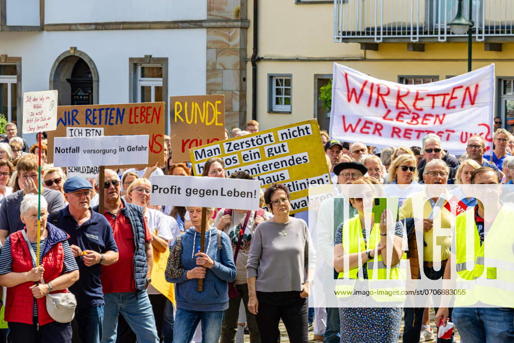 Ostercappeln, Deutschland 06. Juli 2024: Am Samstagvormittag haben sich ca. 1900 Menschen auf dem Kirchplatz in Ostercappeln versammelt um gegen die Schließung des Krankenhauses St. Raphael zu demonstrieren. Kirchplatz Niedersachsen