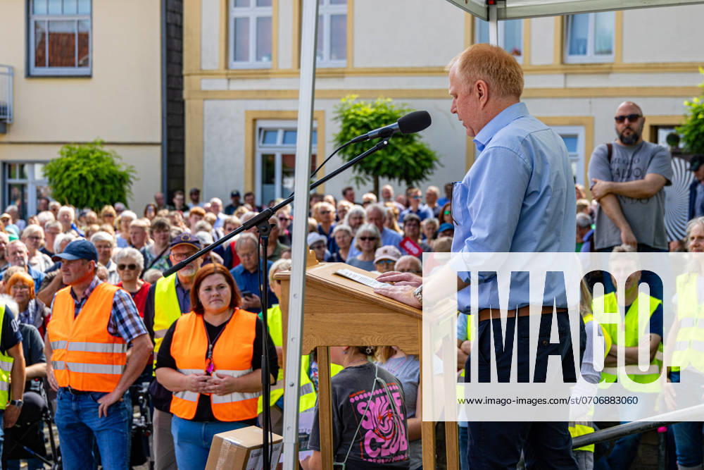 Ostercappeln, Deutschland 06. Juli 2024: Am Samstagvormittag haben sich ca. 1900 Menschen auf dem Kirchplatz in Ostercappeln versammelt um gegen die Schließung des Krankenhauses St. Raphael zu demonstrieren. Hier der Bürgermeister von Ostercappeln Erik Ballmeyer. Kirchplatz Niedersachsen