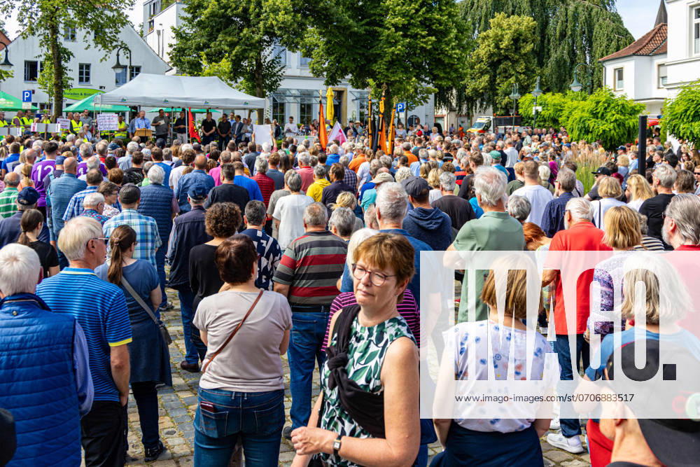 Ostercappeln, Deutschland 06. Juli 2024: Am Samstagvormittag haben sich ca. 1900 Menschen auf dem Kirchplatz in Ostercappeln versammelt um gegen die Schließung des Krankenhauses St. Raphael zu demonstrieren. Kirchplatz Niedersachsen