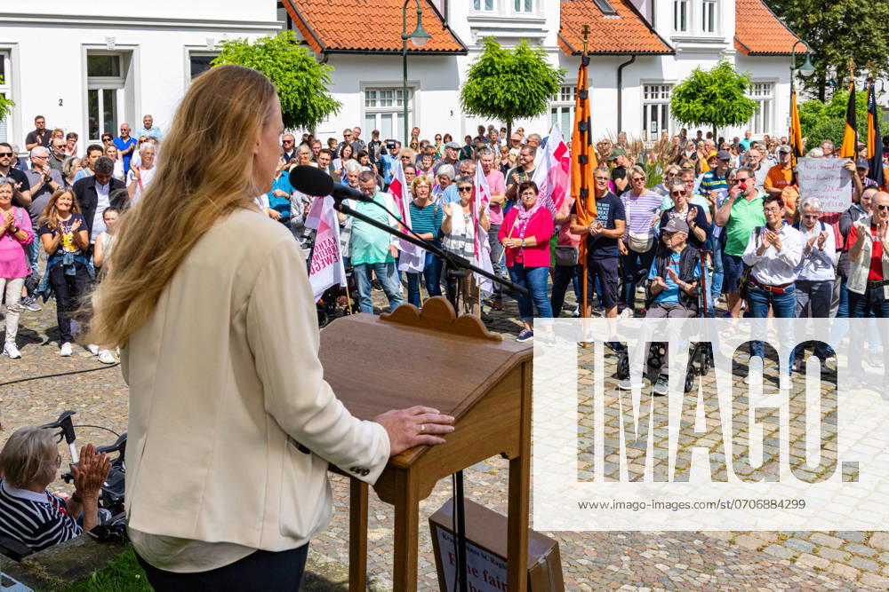 Ostercappeln, Deutschland 06. Juli 2024: Am Samstagvormittag haben sich ca. 1900 Menschen auf dem Kirchplatz in Ostercappeln versammelt um gegen die Schließung des Krankenhauses St. Raphael zu demonstrieren. Kirchplatz Niedersachsen