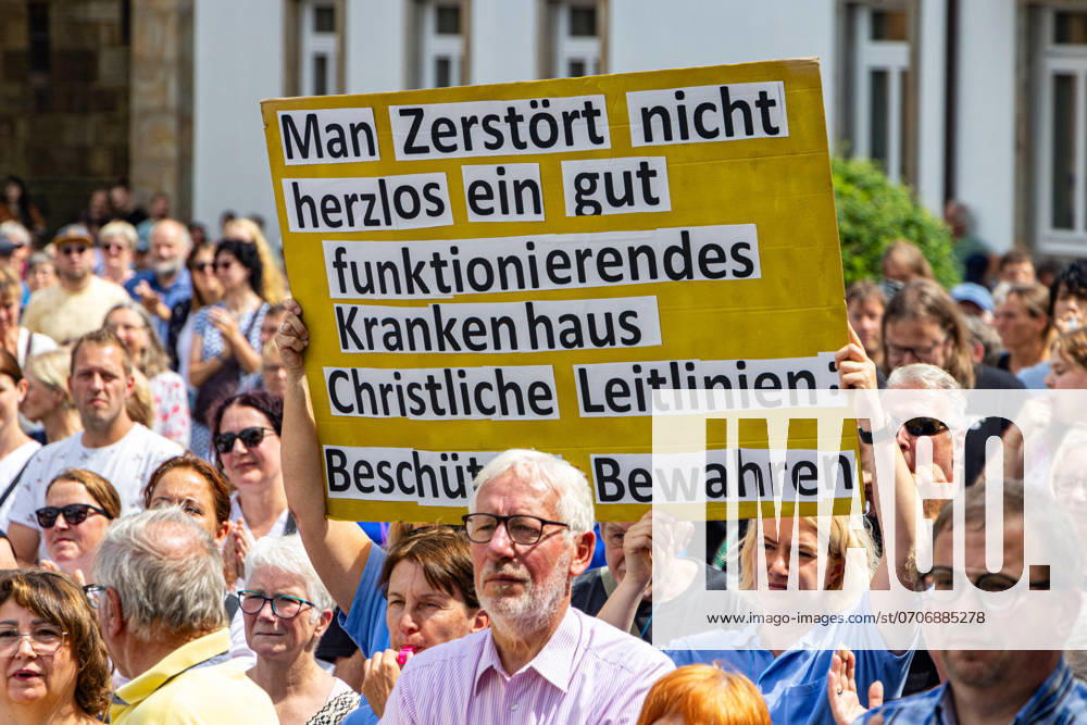 Ostercappeln, Deutschland 06. Juli 2024: Am Samstagvormittag haben sich ca. 1900 Menschen auf dem Kirchplatz in Ostercappeln versammelt um gegen die Schließung des Krankenhauses St. Raphael zu demonstrieren. Kirchplatz Niedersachsen
