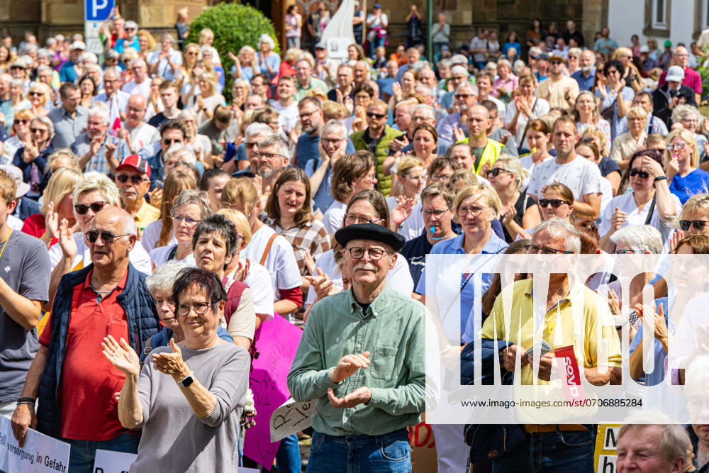 Ostercappeln, Deutschland 06. Juli 2024: Am Samstagvormittag haben sich ca. 1900 Menschen auf dem Kirchplatz in Ostercappeln versammelt um gegen die Schließung des Krankenhauses St. Raphael zu demonstrieren. Kirchplatz Niedersachsen