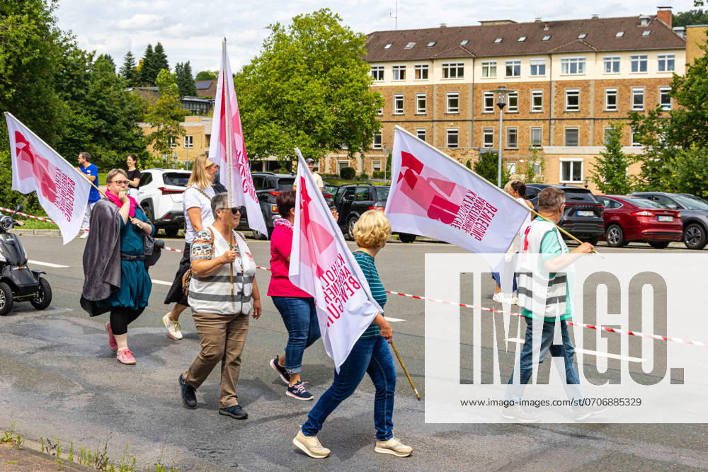 Ostercappeln, Deutschland 06. Juli 2024: Am Samstagvormittag haben sich ca. 1900 Menschen auf dem Kirchplatz in Ostercappeln versammelt um gegen die Schließung des Krankenhauses St. Raphael zu demonstrieren. Kirchplatz Niedersachsen