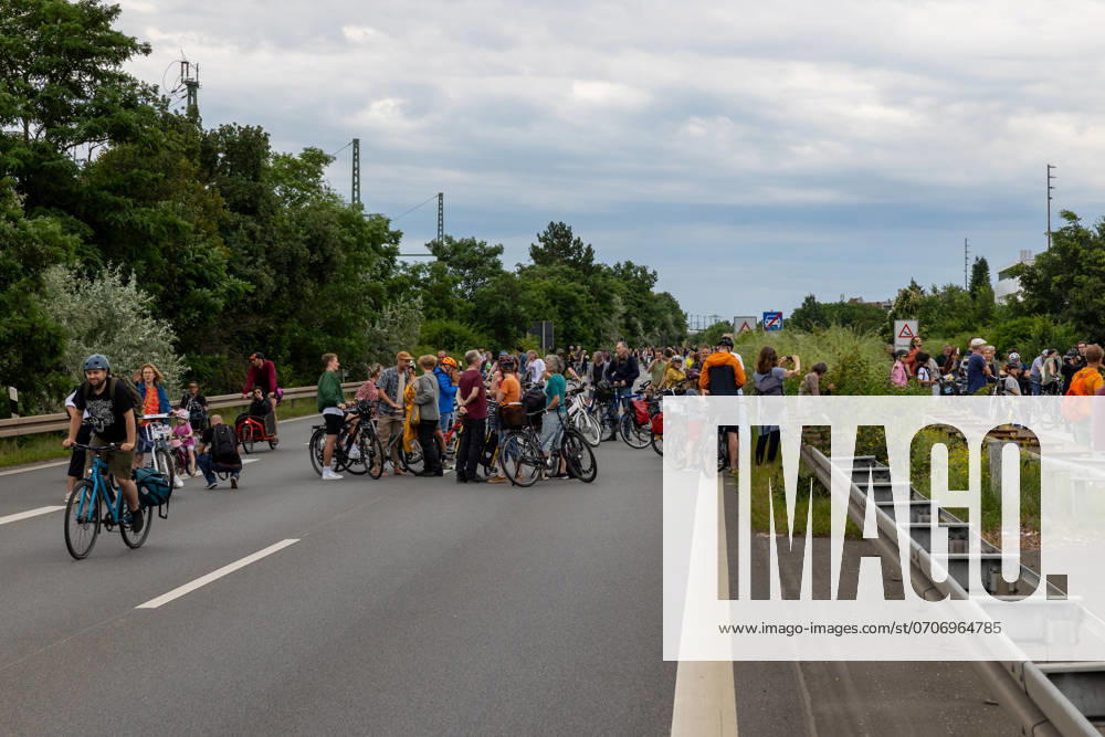 Großdemo Noris Biking Großdemo für ein lebenswertes Nürnberg, organisiert vom Bündnis Noris Biking. Der Frankenschnellweg wurde für Radler, Fußgänger, Rollerfahrer und Stelzenläufer gesperrt. Hunderte Teilnehmer genossen die autofreie Strecke. Nürnberg Bayern Deutschland