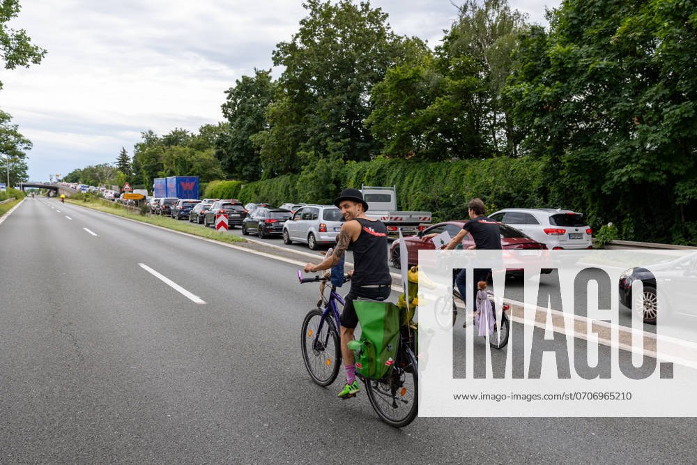 Großdemo Noris Biking Großdemo für ein lebenswertes Nürnberg, organisiert vom Bündnis Noris Biking. Der Frankenschnellweg wurde für Radler, Fußgänger, Rollerfahrer und Stelzenläufer gesperrt. Hunderte Teilnehmer genossen die autofreie Strecke. Nürnberg Bayern Deutschland