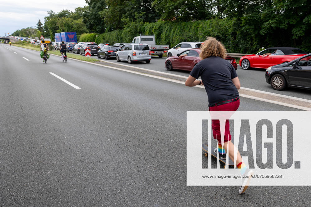 Großdemo Noris Biking Großdemo für ein lebenswertes Nürnberg, organisiert vom Bündnis Noris Biking. Der Frankenschnellweg wurde für Radler, Fußgänger, Rollerfahrer und Stelzenläufer gesperrt. Hunderte Teilnehmer genossen die autofreie Strecke. Nürnberg Bayern Deutschland
