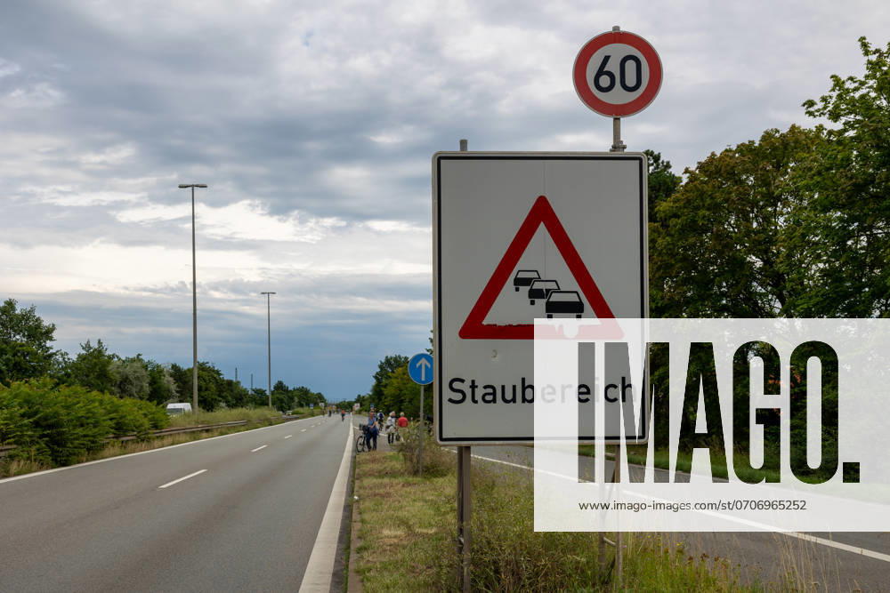 Großdemo Noris Biking Großdemo für ein lebenswertes Nürnberg, organisiert vom Bündnis Noris Biking. Der Frankenschnellweg wurde für Radler, Fußgänger, Rollerfahrer und Stelzenläufer gesperrt. Hunderte Teilnehmer genossen die autofreie Strecke. Nürnberg Bayern Deutschland