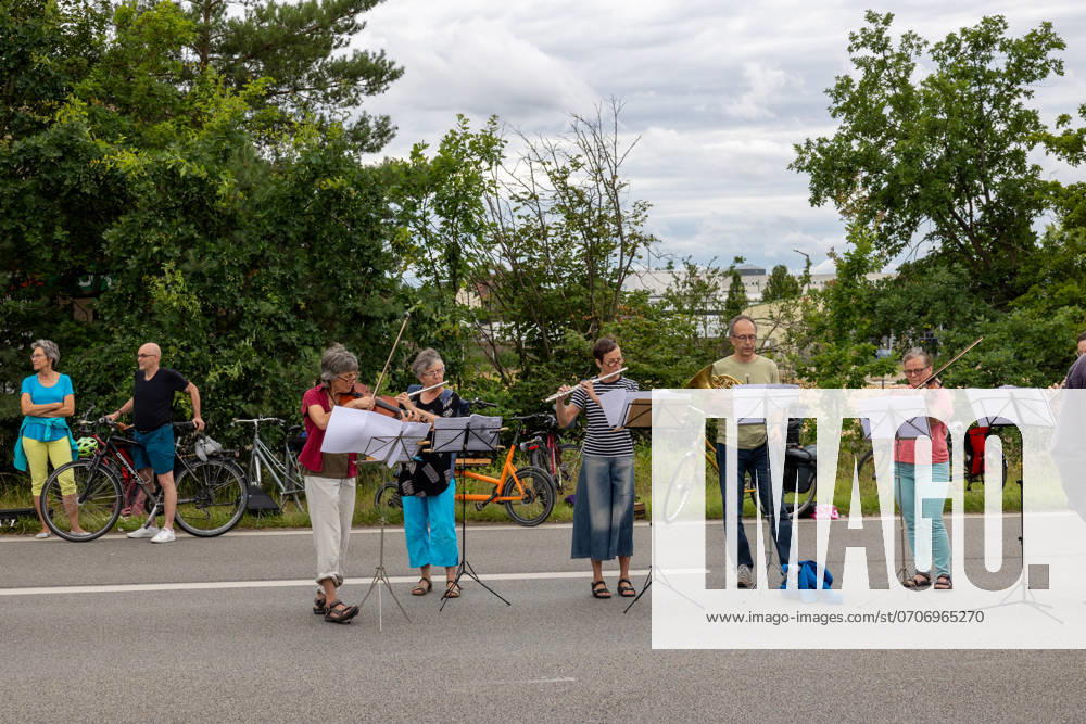 Großdemo Noris Biking Großdemo für ein lebenswertes Nürnberg, organisiert vom Bündnis Noris Biking. Auch für die musikalischen Unterhaltung auf der gesperrten Autobahn war gesorgt. Nürnberg Bayern Deutschland