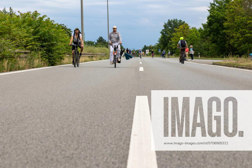 Großdemo Noris Biking Großdemo für ein lebenswertes Nürnberg, organisiert vom Bündnis Noris Biking. Der Frankenschnellweg wurde für Radler, Fußgänger, Rollerfahrer und Stelzenläufer gesperrt. Hunderte Teilnehmer genossen die autofreie Strecke. Nürnberg Bayern Deutschland