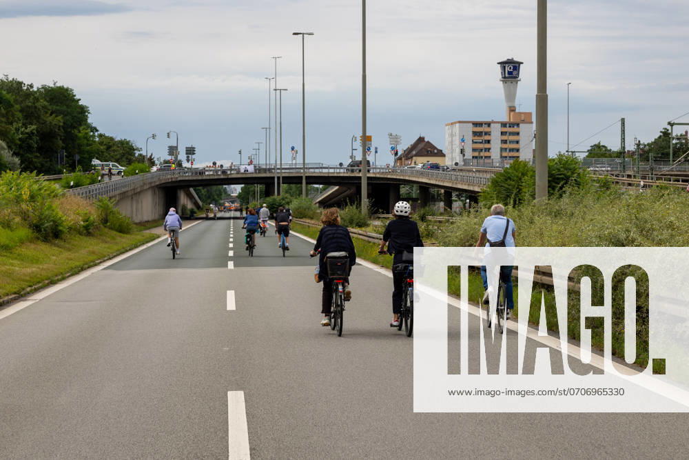 Großdemo Noris Biking Großdemo für ein lebenswertes Nürnberg, organisiert vom Bündnis Noris Biking. Der Frankenschnellweg wurde für Radler, Fußgänger, Rollerfahrer und Stelzenläufer gesperrt. Hunderte Teilnehmer genossen die autofreie Strecke. Nürnberg Bayern Deutschland