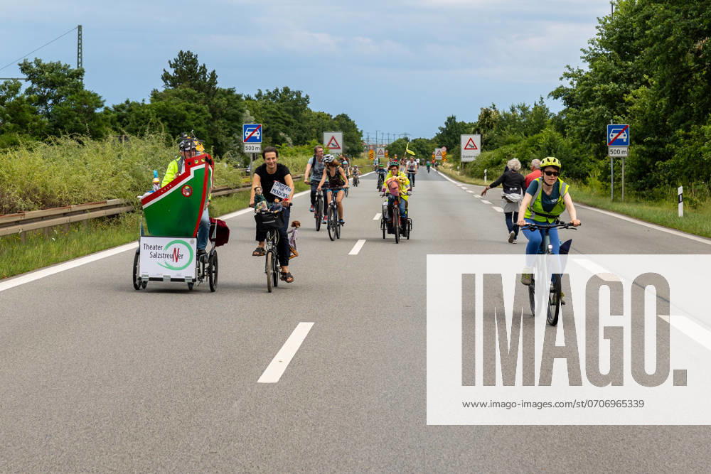 Großdemo Noris Biking Großdemo für ein lebenswertes Nürnberg, organisiert vom Bündnis Noris Biking. Der Frankenschnellweg wurde für Radler, Fußgänger, Rollerfahrer und Stelzenläufer gesperrt. Hunderte Teilnehmer genossen die autofreie Strecke. Nürnberg Bayern Deutschland