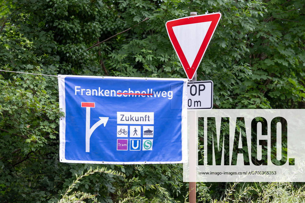 Großdemo Noris Biking Großdemo für ein lebenswertes Nürnberg, organisiert vom Bündnis Noris Biking. Der Frankenschnellweg wurde für Radler, Fußgänger, Rollerfahrer und Stelzenläufer gesperrt. Hunderte Teilnehmer genossen die autofreie Strecke. Nürnberg Bayern Deutschland