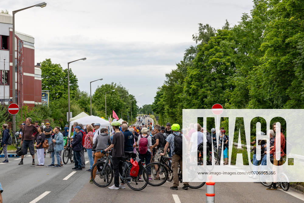 Großdemo Noris Biking Großdemo für ein lebenswertes Nürnberg, organisiert vom Bündnis Noris Biking. Der Frankenschnellweg wurde für Radler, Fußgänger, Rollerfahrer und Stelzenläufer gesperrt. Hunderte Teilnehmer genossen die autofreie Strecke. Nürnberg Bayern Deutschland