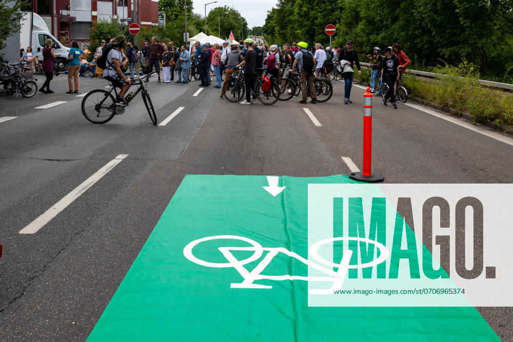 Großdemo Noris Biking Großdemo für ein lebenswertes Nürnberg, organisiert vom Bündnis Noris Biking. Der Frankenschnellweg wurde für Radler, Fußgänger, Rollerfahrer und Stelzenläufer gesperrt. Hunderte Teilnehmer genossen die autofreie Strecke. Nürnberg Bayern Deutschland