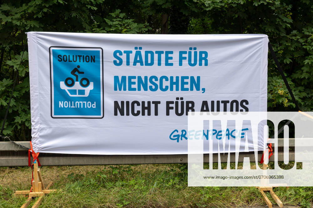 Großdemo Noris Biking Großdemo für ein lebenswertes Nürnberg, organisiert vom Bündnis Noris Biking. Der Frankenschnellweg wurde für Radler, Fußgänger, Rollerfahrer und Stelzenläufer gesperrt. Hunderte Teilnehmer genossen die autofreie Strecke. Nürnberg Bayern Deutschland