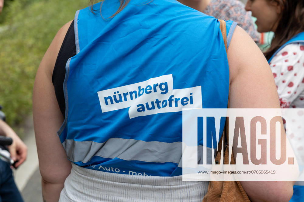 Großdemo Noris Biking Großdemo für ein lebenswertes Nürnberg, organisiert vom Bündnis Noris Biking. Der Frankenschnellweg wurde für Radler, Fußgänger, Rollerfahrer und Stelzenläufer gesperrt. Hunderte Teilnehmer genossen die autofreie Strecke. Weste mit Aufdruck nürnberg autofrei Nürnberg Bayern Deutschland