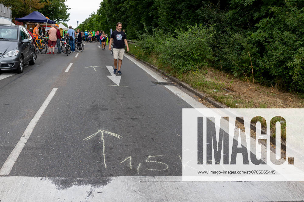 Großdemo Noris Biking Großdemo für ein lebenswertes Nürnberg, organisiert vom Bündnis Noris Biking. Der Frankenschnellweg wurde auf einer Länge von 1,5 km für Radler, Fußgänger, Rollerfahrer und Stelzenläufer gesperrt. Hunderte Teilnehmer genossen die autofreie Strecke. Nürnberg Bayern Deutschland