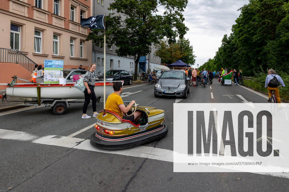 Großdemo Noris Biking Großdemo für ein lebenswertes Nürnberg, organisiert vom Bündnis Noris Biking. Der Frankenschnellweg wurde für Radler, Fußgänger, Rollerfahrer und Stelzenläufer gesperrt. Hunderte Teilnehmer genossen die autofreie Strecke. Nürnberg Bayern Deutschland