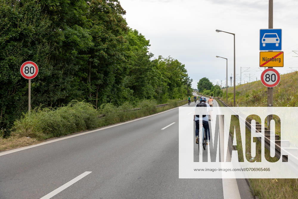 Großdemo Noris Biking Großdemo für ein lebenswertes Nürnberg, organisiert vom Bündnis Noris Biking. Der Frankenschnellweg wurde für Radler, Fußgänger, Rollerfahrer und Stelzenläufer gesperrt. Hunderte Teilnehmer genossen die autofreie Strecke. Nürnberg Bayern Deutschland