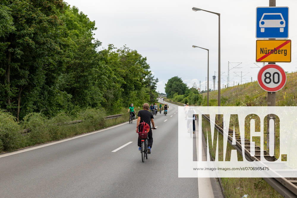 Großdemo Noris Biking Großdemo für ein lebenswertes Nürnberg, organisiert vom Bündnis Noris Biking. Der Frankenschnellweg wurde für Radler, Fußgänger, Rollerfahrer und Stelzenläufer gesperrt. Hunderte Teilnehmer genossen die autofreie Strecke. Nürnberg Bayern Deutschland