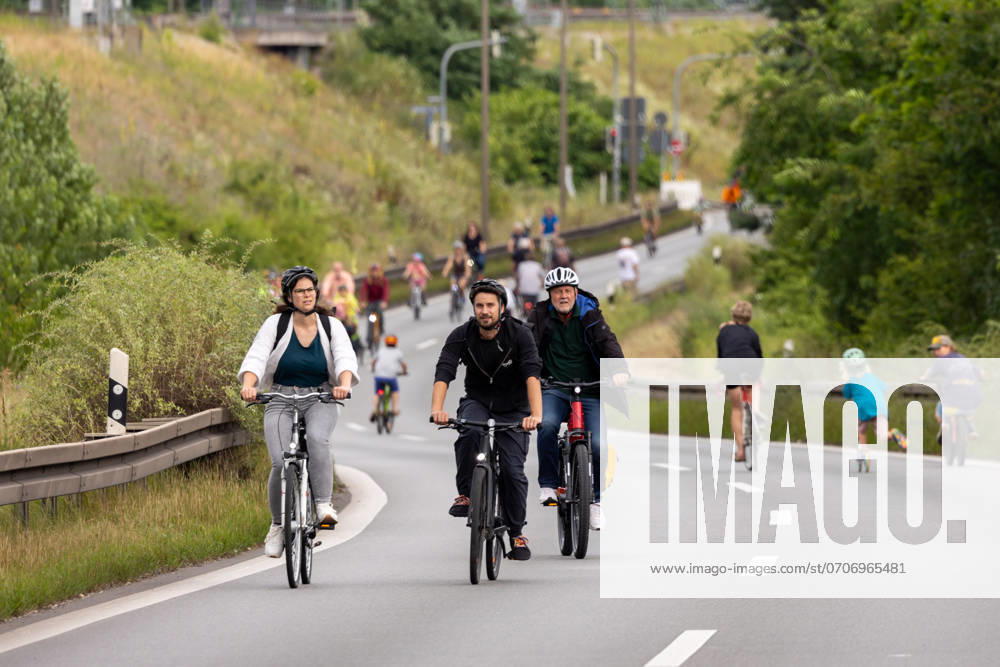 Großdemo Noris Biking Großdemo für ein lebenswertes Nürnberg, organisiert vom Bündnis Noris Biking. Der Frankenschnellweg wurde für Radler, Fußgänger, Rollerfahrer und Stelzenläufer gesperrt. Hunderte Teilnehmer genossen die autofreie Strecke. Nürnberg Bayern Deutschland