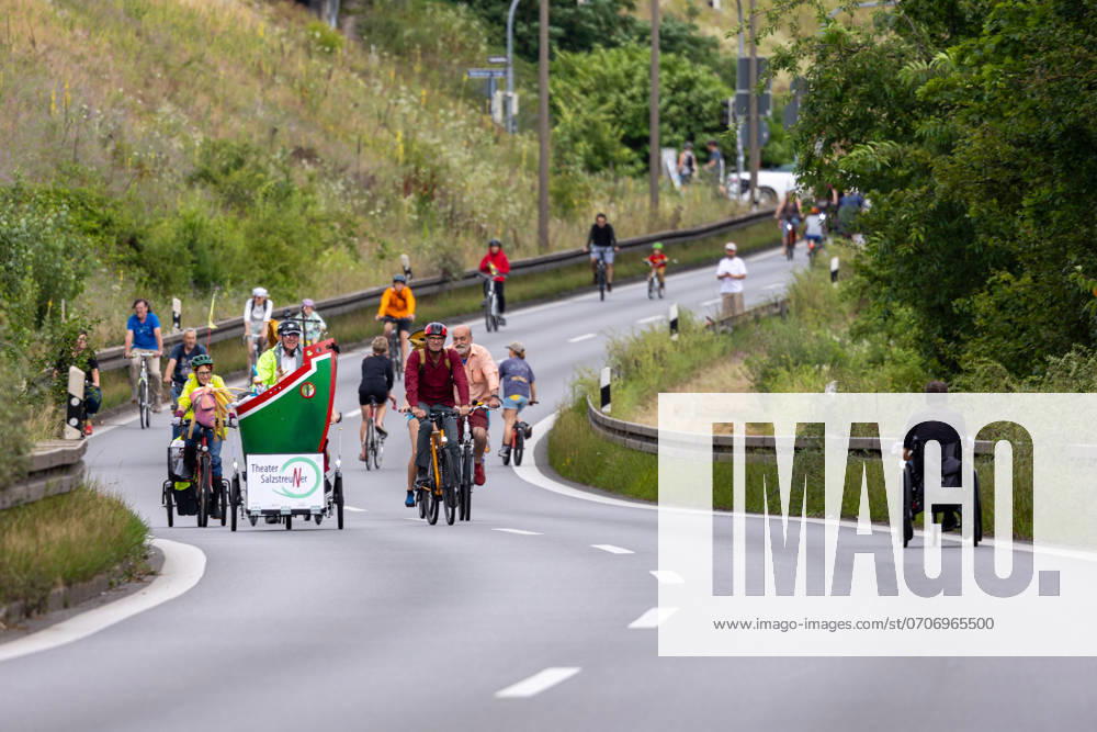 Großdemo Noris Biking Großdemo für ein lebenswertes Nürnberg, organisiert vom Bündnis Noris Biking. Der Frankenschnellweg wurde für Radler, Fußgänger, Rollerfahrer und Stelzenläufer gesperrt. Hunderte Teilnehmer genossen die autofreie Strecke. Nürnberg Bayern Deutschland