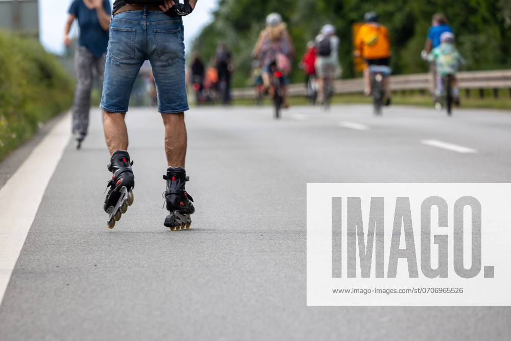 Großdemo Noris Biking Großdemo für ein lebenswertes Nürnberg, organisiert vom Bündnis Noris Biking. Der Frankenschnellweg wurde für Radler, Fußgänger, Rollerfahrer und Stelzenläufer gesperrt. Hunderte Teilnehmer genossen die autofreie Strecke. Nürnberg Bayern Deutschland