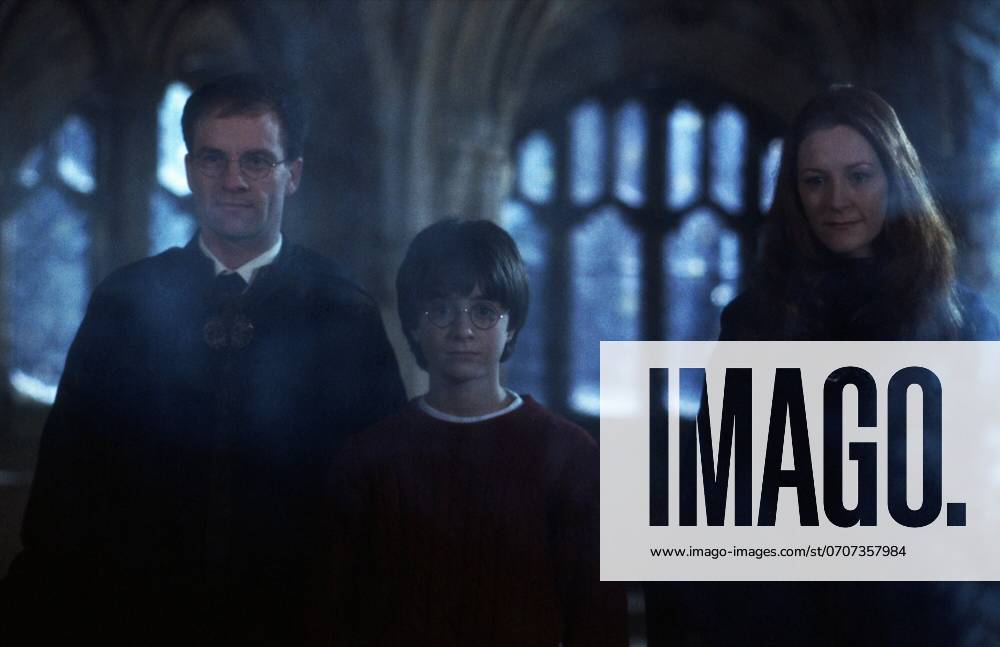 Harry Potter and the Sorcerer s Stone (2001) - filmstill Adrian Rawlins, Daniel Radcliffe & Geraldine Somerville Harry Potter and the Sorcerer s Stone (2001) - - -