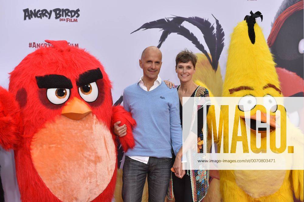 Christoph Maria Herbst und seine Ehefrau Gisi bei der Angry Birds- Der Film Kino Premiere am 1.05.2016 in Berlin Angry Birs- Der Film Kinopremiere in Berlin, 2016