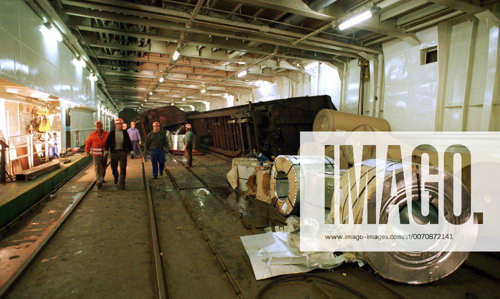 Unglueck mit Faehrschiff Sassnitz Im Eisenbahndeck des Faehrschiffes Sassnitz werden am 04.11.1995 die umgestuerzten und teilweise verkeilten Waggons geborgen. Waehrend der Ueberfahrt vom schwedischen Trelleborg zum Faehhafen Sassnitz auf Ruegen in der Nacht zum 04.11.1995 wurde das Schiff von mehrerem starken Wellen getroffen und kraengte um 20 Grad. Infolge der dadurch umgestuerzten Waggons und Fahrzeuge konnte sich die Faehre nicht mehr selbst aus der Schlagseite aufrichten und musste durch Umpumpen von Ballastwasser stabilisiert werden.