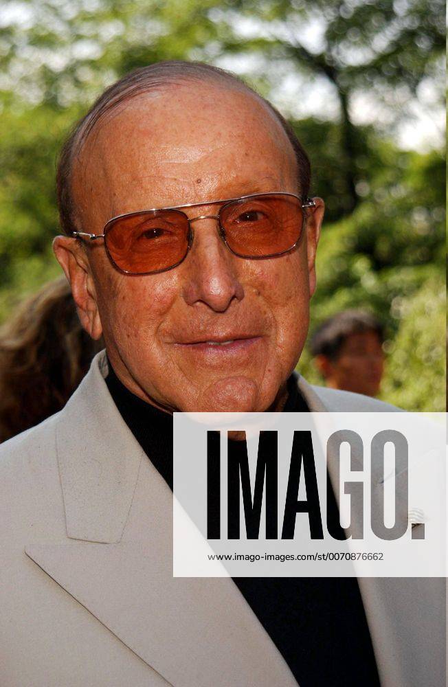 K32734AR MAYOR MICHAEL BLOOMBERG ANNOUNCES DAVE MATTHEWS BAND CONCERT IN CENTRAL PARK NEW YORK New York 09 12 2003. 2003..CLIVE DAVIS - ZUMAg115
