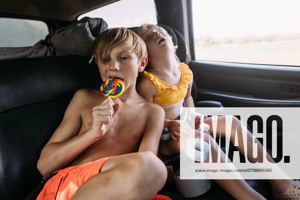 IMAGO Creative, Jahreszeit Sommer, Hitze Exhausted children in car after a summer camping trip Glenallen, Missouri, United States CR_WEKW240709-1474558-01 ,model released, Symbolfoto