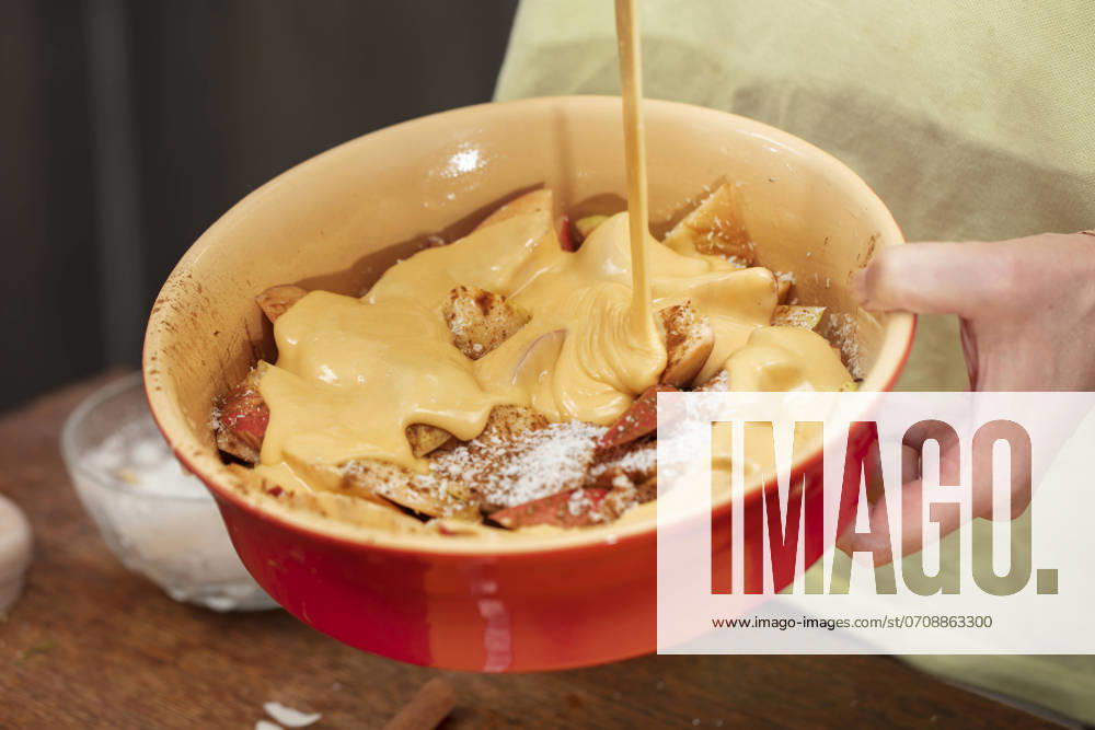 IMAGO Creative, Herbst, Food, Apfelkuchen Pour the dough over the apples. Cooking apple pie. Pour the dough over the apples. Cooking apple pie.